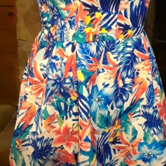 Romeo + Juliet Couture dress - Picture 3 of 7